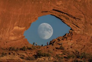 Sandstone-Arch-Moon